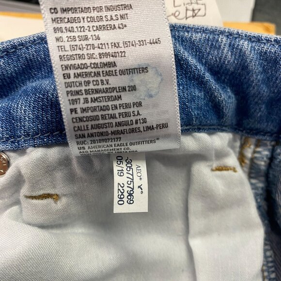 AEO Curvy Mom Jeans Womens 10 Regular Lt Wash Classic Minimal Preppy Normcore - Picture 9 of 16